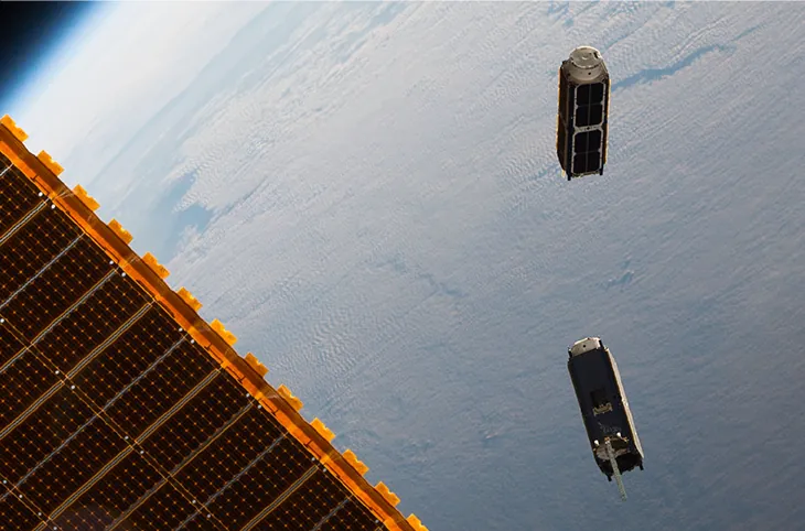 Zdjęcie pokazuje dwa sztuczne satelity. 