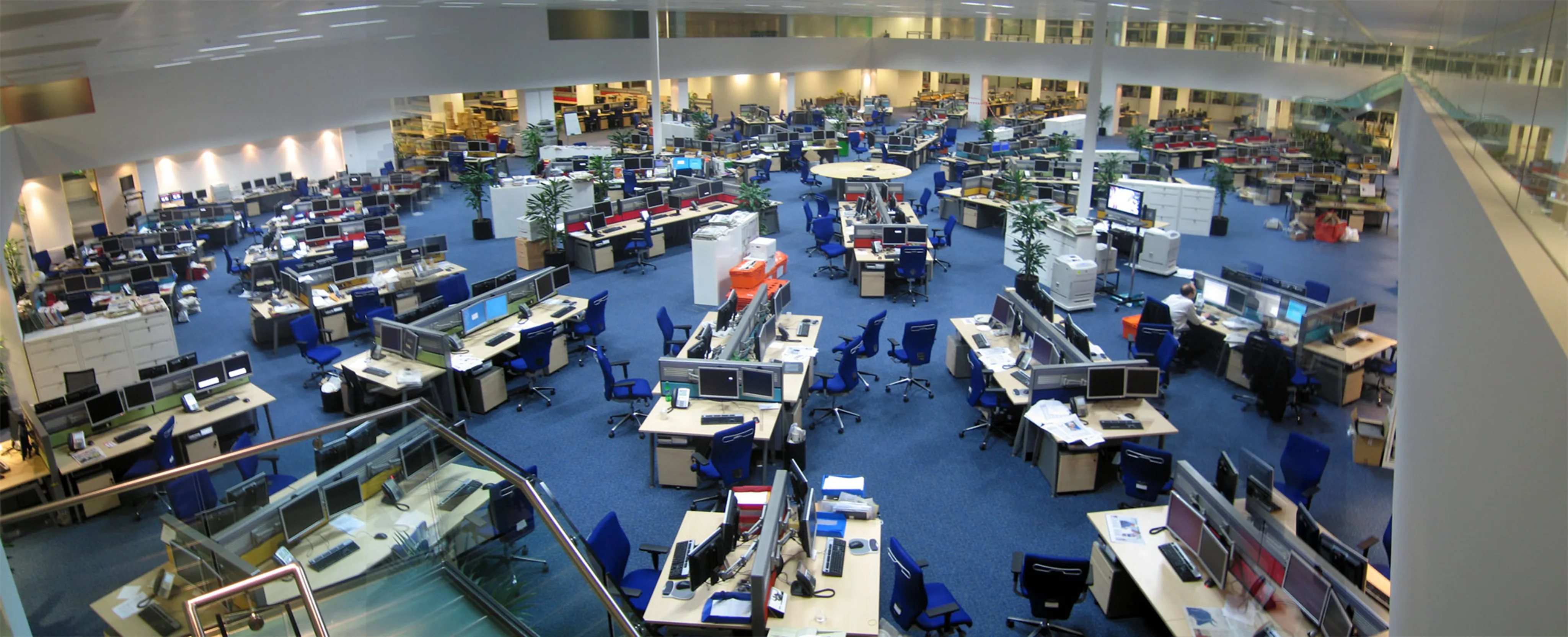 Esta foto muestra una gran sala de prensa abierta con espacio suficiente para acoger a unos 200 empleados.