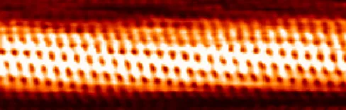 Obraz w STM nanorurki węglowej ukazujący atomy w postaci czerwonych punktów ulokowanych w sieci.