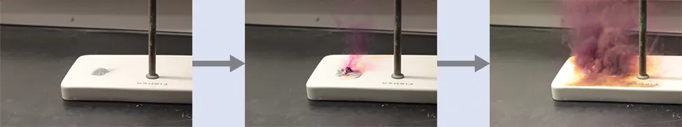 Esta figura muestra tres fotos con una flecha que va de una a otra. La primera foto muestra un pequeño montón de yodo y aluminio sobre una superficie blanca. La segunda foto muestra una pequeña cantidad de humo púrpura que sale de la pila. La tercera foto muestra una gran cantidad de humo púrpura y gris que sale de la pila.