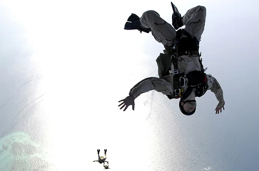 Dos paracaidistas en caída libre en el cielo.