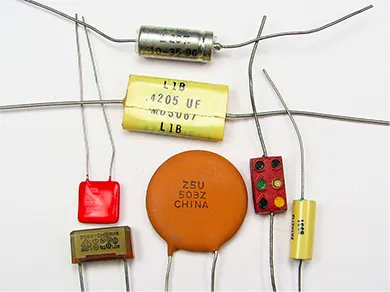 Zdjęcie różnego rodzaju kondensatorów. 