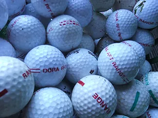 Una cesta llena de pelotas de golf
