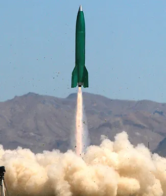 Una foto de un cohete despegando
