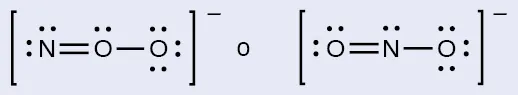 Se muestran dos estructuras de Lewis con la palabra "o" escrita entre ellas. La estructura de la izquierda muestra un átomo de nitrógeno con dos pares solitarios de electrones unido con doble enlace a un átomo de oxígeno con un par solitario de electrones que está unido con enlace simple a un átomo de oxígeno con tres pares solitarios de electrones. Los corchetes rodean esta estructura y esta tiene un signo negativo en superíndice. La estructura de la derecha muestra un átomo de oxígeno con dos pares solitarios de electrones unido con doble enlace a un átomo de nitrógeno con un par solitario de electrones que está unido con enlace simple a un oxígeno con tres pares solitarios de electrones. Los corchetes rodean esta estructura y esta tiene un signo negativo en superíndice.
