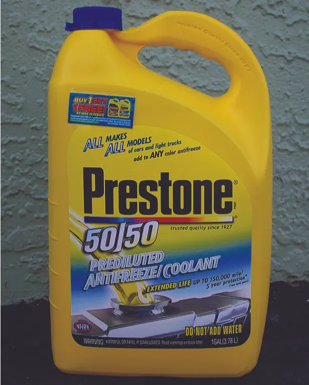 Foto de una jarra de plástico amarilla de 1 galón de anticongelante/refrigerante prediluido Preston 50/50.