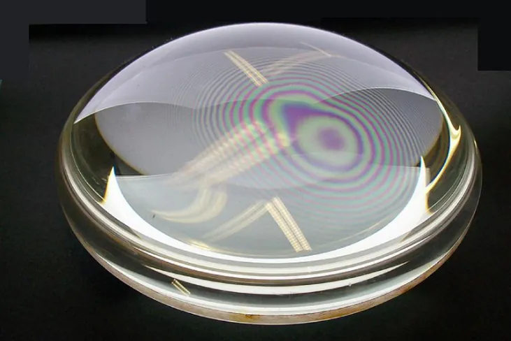 La imagen muestra una fotografía de las franjas de interferencia de los “anillos de Newton” producidas por dos lentes planoconvexas colocadas juntas con sus superficies planas en contacto.