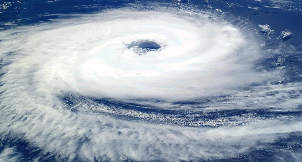 Una fotografía de un huracán donde se muestra la rotación alrededor de su ojo.