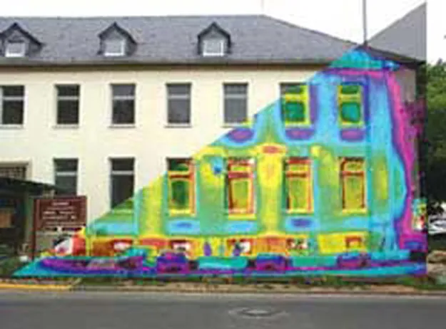 Ilustracja zdjęcia budynku z nałożonym obrazem z termografu. Termograf pokazuje różne obszary budynku różnymi kolorami. Okna są w kolorze żółtym, a ramy okienne w czerwonym. 