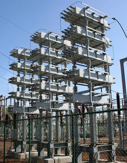 Zdjęcie kondensatorów elektrycznych w elektrowni. 