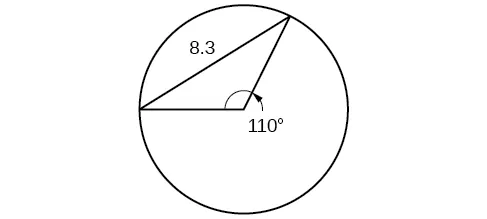 Un triángulo inscrito en un círculo. Dos de los catetos son radios. El ángulo central formado por los radios es de 110 grados, y el lado opuesto es de 8,3.
