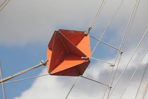Zdjęcie reflektora radarowego zawieszonego na olinowaniu jachtu.