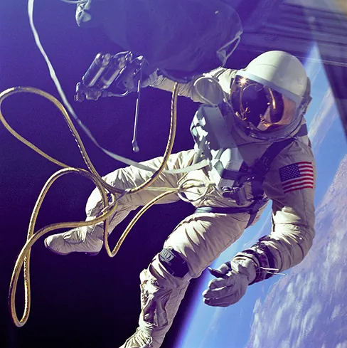 Zdjęcie astronauty podczas spaceru w przestrzeni kosmicznej.