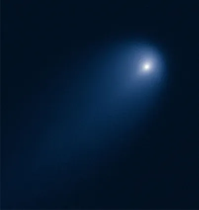 Zdjęcie komety wykonane przez teleskop Hubble'a. Z rozmytego światła wokół ukazują się jasne kropki. 