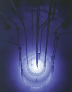 Zdjęcie przedstawia niebieski blask w reaktorze.