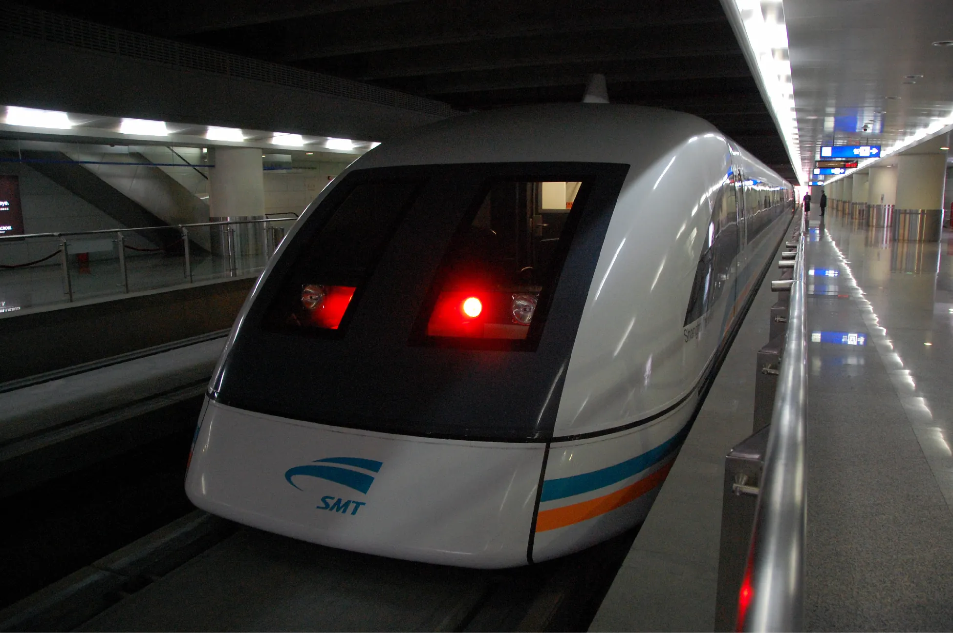 Vista frontal de un vagón de metro, el tren de levitación magnética.