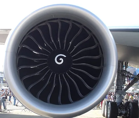 La imagen es la foto de una turbina de aire bajo el ala de un avión