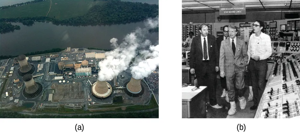 Se muestran dos fotos, marcadas como "a" y "b". La foto a es una vista aérea de una central nuclear. La foto b muestra a un pequeño grupo de hombres caminando por una sala llena de aparatos electrónicos.