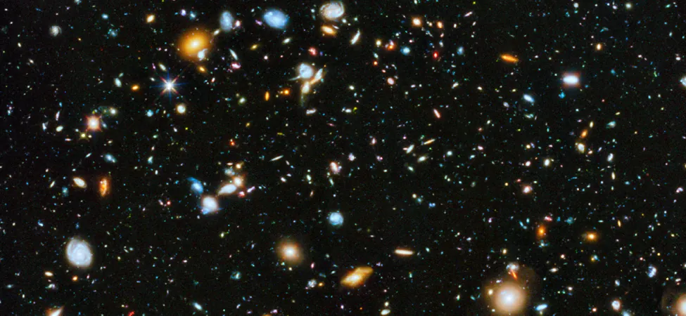 Zdjęcie wykonane przy użyciu teleskopu przedstawiające wiele galaktyk i gwiazd