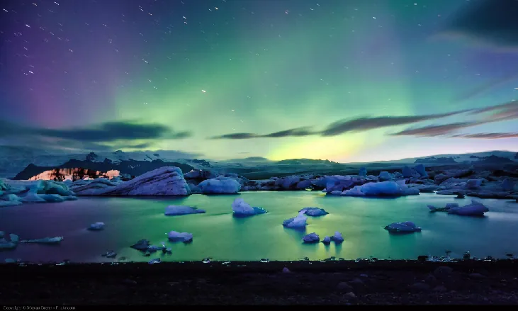 An image of the glow of an aurora in the sky.