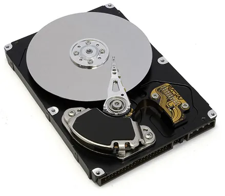 La foto muestra el interior de un disco duro. El disco plateado contiene la información, mientras que el fino lápiz óptico situado en la parte superior del disco lee y escribe información en este.