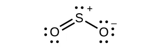 Se muestra una estructura de Lewis en la que un átomo de azufre con dos pares solitarios de electrones y signo positivo está unido con doble enlace a un oxígeno con dos pares solitarios de electrones. El átomo de azufre también está unido con enlace simple a un oxígeno con tres pares solitarios de electrones de signo negativo. Se dibuja con forma angular.