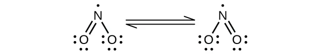 Se muestran dos estructuras de Lewis conectadas por flechas de doble punta entre ellas. La estructura de la izquierda muestra un átomo de nitrógeno con un solo electrón doblemente enlazado con un átomo de oxígeno que tiene dos pares solitarios de electrones. El átomo de nitrógeno también tiene un enlace simple con un átomo de oxígeno con tres pares solitarios de electrones. La estructura de la derecha es una imagen invertida de la estructura de la izquierda.