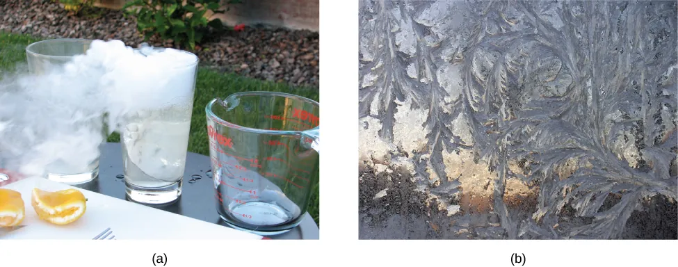 La fotografía a muestra hielo en un vaso convirtiéndose en gas de color blanco. La fotografía b muestra una ventana cubierta de escarcha.