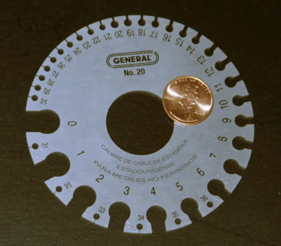 La imagen es una fotografía de un dispositivo utilizado para medir el calibre del cable eléctrico. Los números de mayor calibre indican cables más finos.