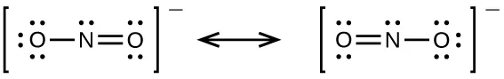 Se muestran dos estructuras de Lewis con una flecha de doble punta entre ellas. La estructura de la izquierda muestra un átomo de oxígeno con tres pares solitarios de electrones unido con enlace simple a un átomo de nitrógeno con un par solitario de electrones unido con doble enlace a un oxígeno con dos pares solitarios de electrones. La estructura está entre corchetes y lleva un signo negativo en superíndice. La estructura de la derecha muestra un átomo de oxígeno con dos pares solitarios de electrones unido con doble enlace a un átomo de nitrógeno con un par solitario de electrones que está unido con enlace simple a un átomo de oxígeno con tres pares solitarios de electrones. La estructura está entre corchetes y lleva un signo negativo en superíndice.