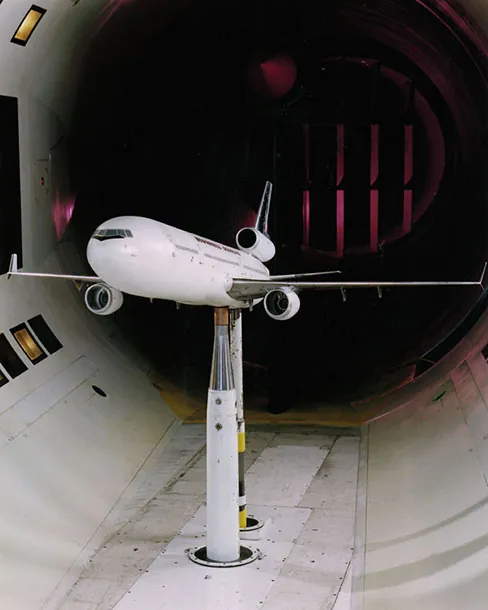 Fotografía de un modelo de avión en un túnel de viento.