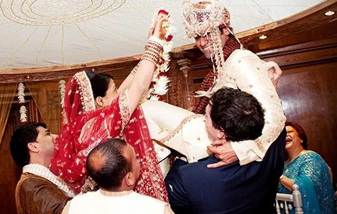Zdjęcie przedstawia pannę i pana młodych podczas ślubu.