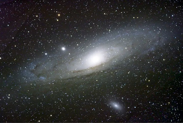 Se muestra una fotografía de la galaxia de Andrómeda.
