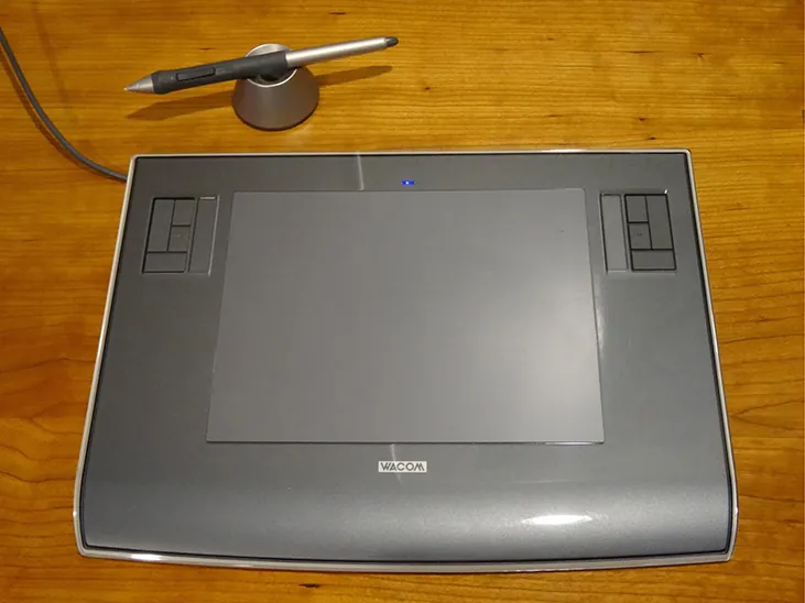 La fotografía muestra una tableta digital con un lápiz óptico.