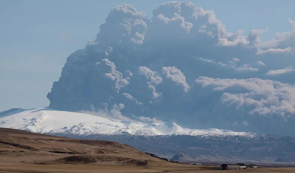 Zdjęcie erupcji wulkanu. Widoczna jest wystrzeliwująca z niego gigantyczna chmura gazu i pyłu.