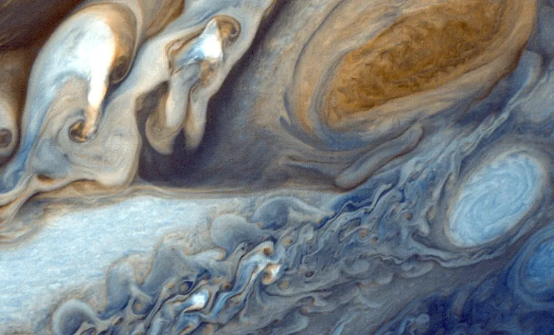 Zdjęcie przedstawia fragment Jowisza, widoczne są wiry gazów. Obraz wykonany przez sondę kosmiczną Voyager 1.