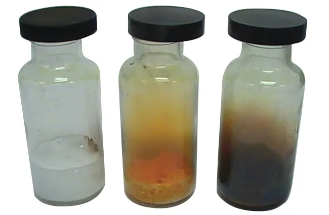 Se muestran tres viales de vidrio sellados. El vial de la izquierda contiene un gas amarillo pálido y un líquido incoloro, el del medio contiene un gas y un sólido anaranjados, y el de la derecha contiene un gas y un sólido púrpuras.