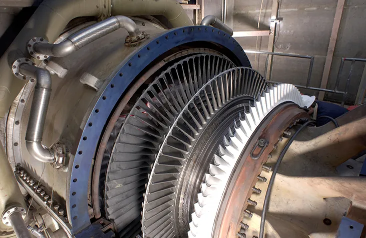 La fotografía muestra un generador de turbina de vapor.