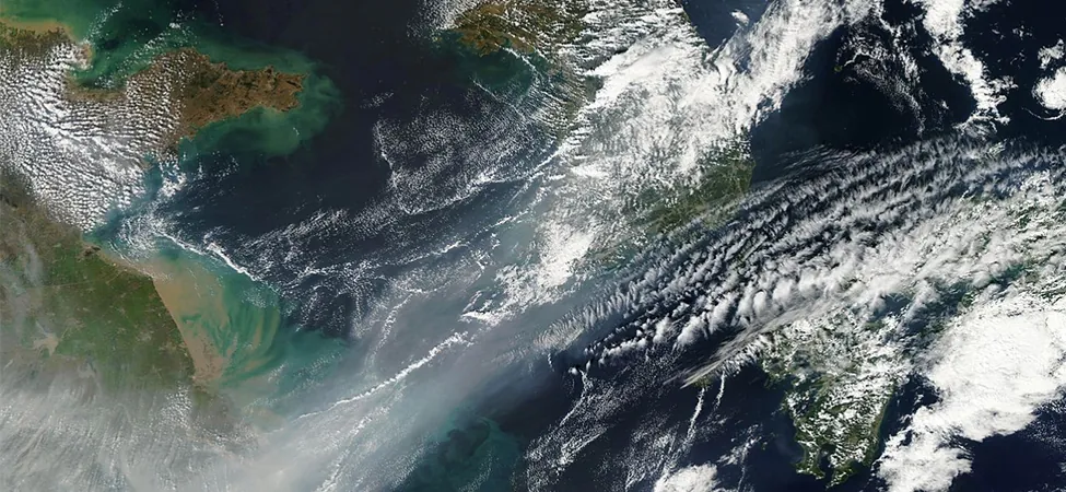 Zdjęcie satelitarne północno-wschodnich Chin. Chmury zakrywają część widoku. Lewa dolna część zdjęcia jest zakryta przez smog.