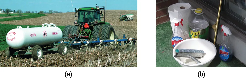 Esta fotografía muestra un gran tractor agrícola en un campo tirando de un pulverizador de campo y un gran tanque cilíndrico blanco que lleva la etiqueta “Precaución Amoníaco”.
