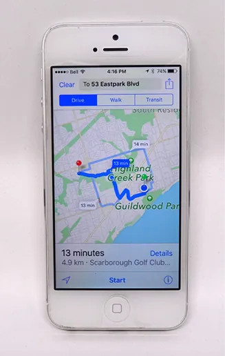 Fotografía de un iPhone de Apple mostrando direcciones en un mapa.