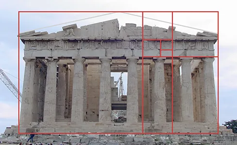 Esta es una foto del Partenón, un antiguo templo griego que fue diseñado con las proporciones del número áureo. Toda la fachada del templo encaja perfectamente en un rectángulo con esas proporciones, al igual que las columnas, el nivel entre las columnas y el tejado, y una parte de la moldura bajo el tejado.