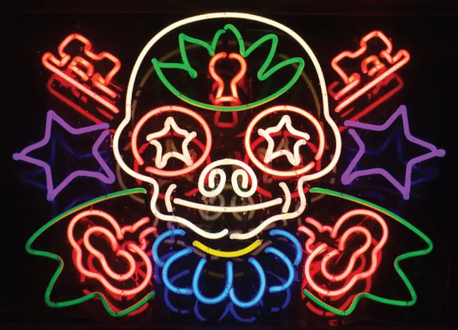 Esta figura muestra un colorido cartel de neón. Los tubos se doblan en varias formas.