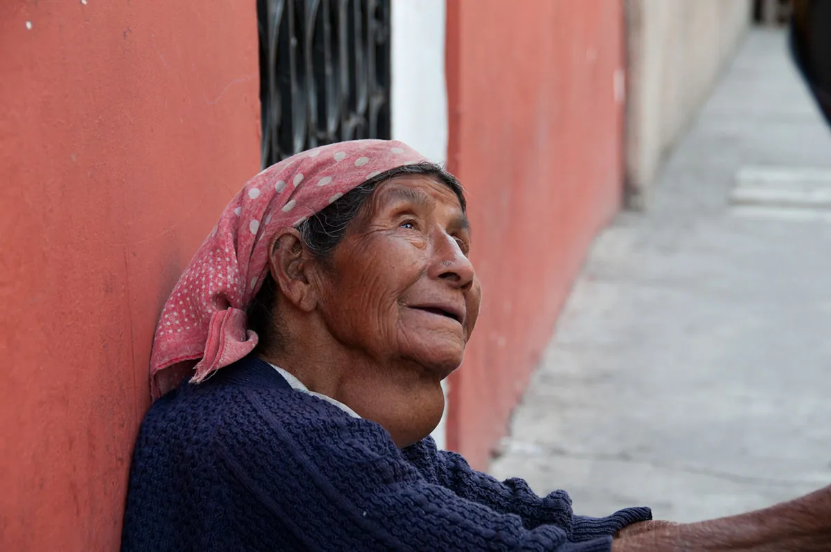 A photo of an old adult with a swollen neck with goiter.