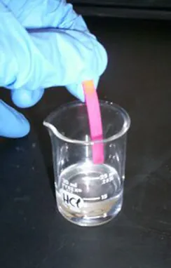 Prueba del pH del ácido clorhídrico.