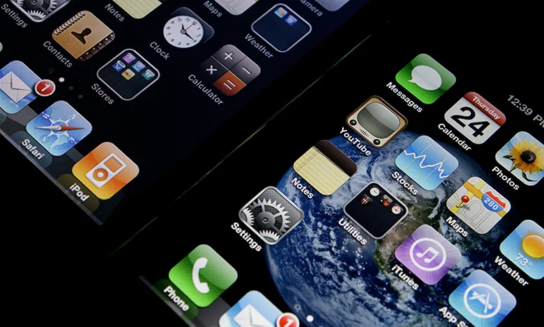 Zdjęcie przedstawia ekran główny iPhone’a z charakterystycznymi ikonami.