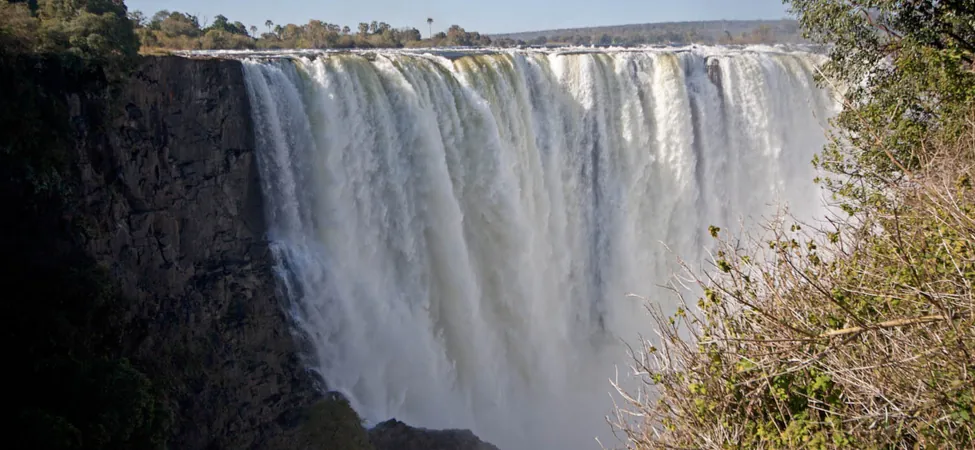 Fotografía de una cascada.