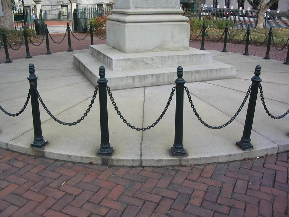 Una imagen de cadenas que cuelgan entre postes y adoptan la forma de una catenaria.