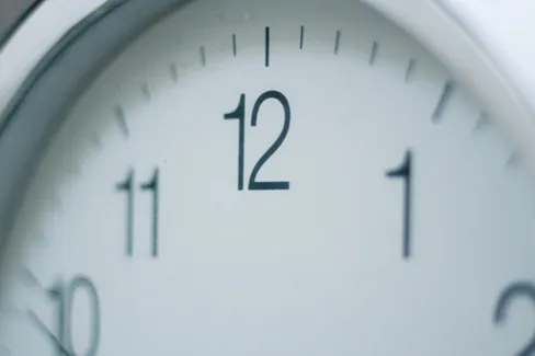 Foto de la parte de arriba de un reloj.