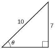 Una ilustración de un triángulo rectángulo con ángulo theta. Frente al ángulo theta hay un lado con longitud de 7. La hipotenusa tiene una longitud de 10.